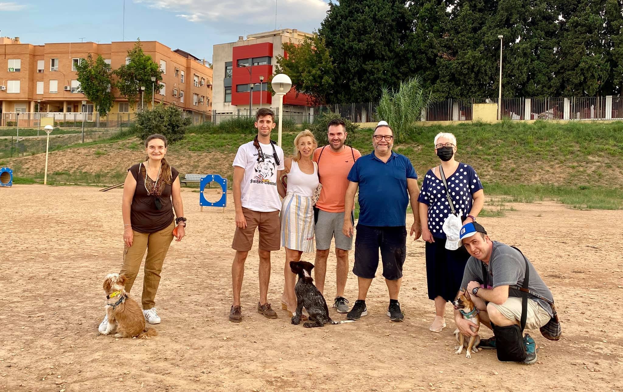 Somos educadores caninos con método propio y enfoque 100% respetuoso: sin castigos, sin gritos y sin collares de descarga.