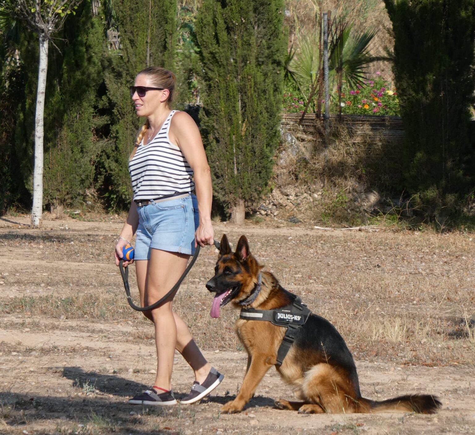 Somos educadores caninos con método propio y enfoque 100% respetuoso: sin castigos, sin gritos y sin collares de descarga.
